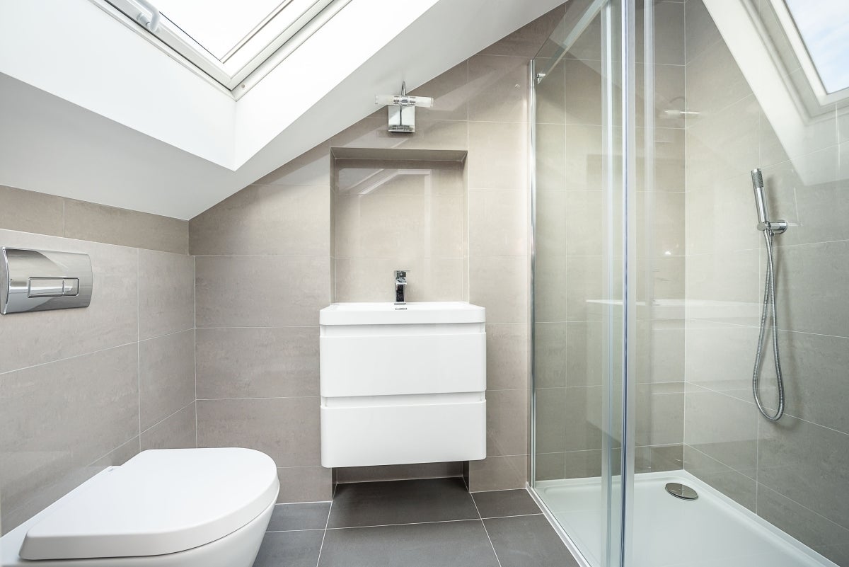 Flat Garratt Lane in Greater London