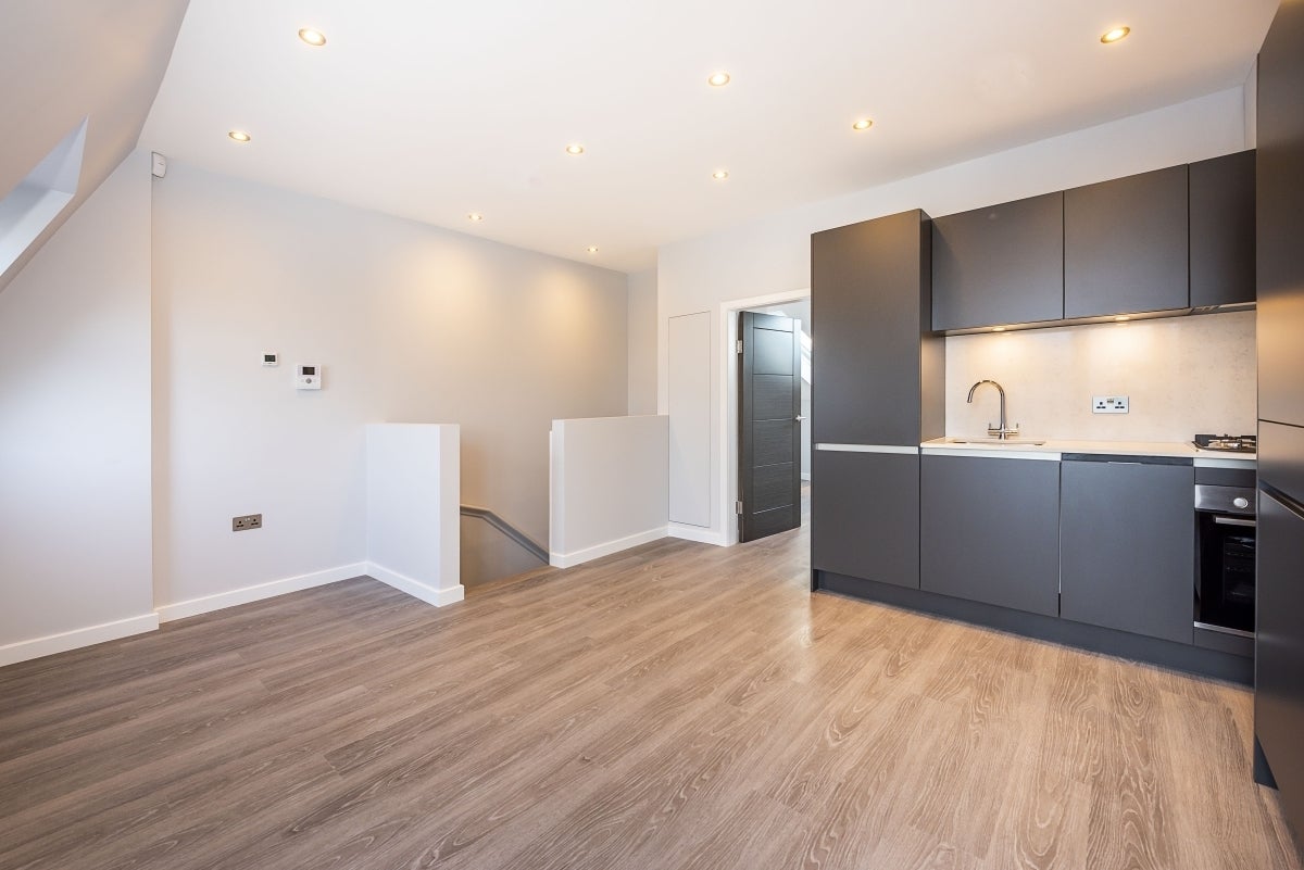 Flat Garratt Lane in Greater London