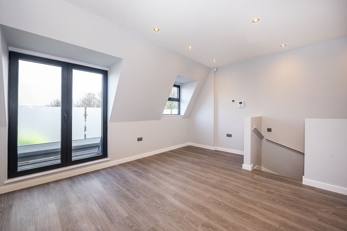 Flat Garratt Lane in Greater London
