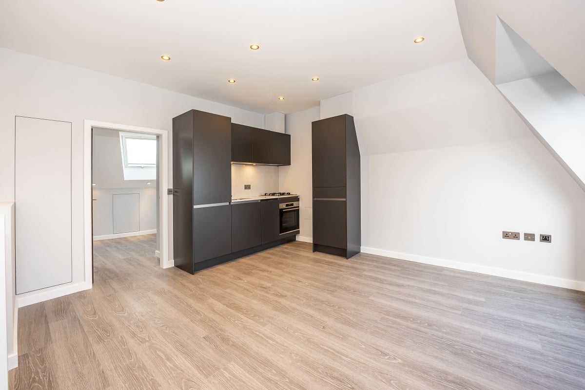 Flat Garratt Lane in Greater London