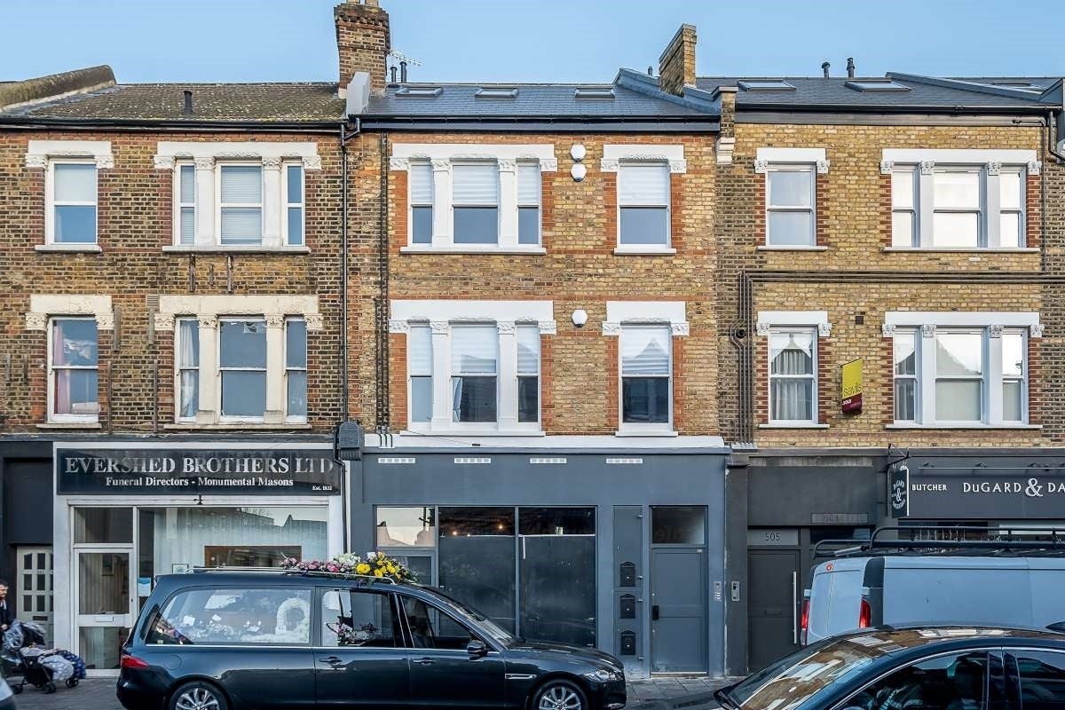 Flat Garratt Lane in Greater London