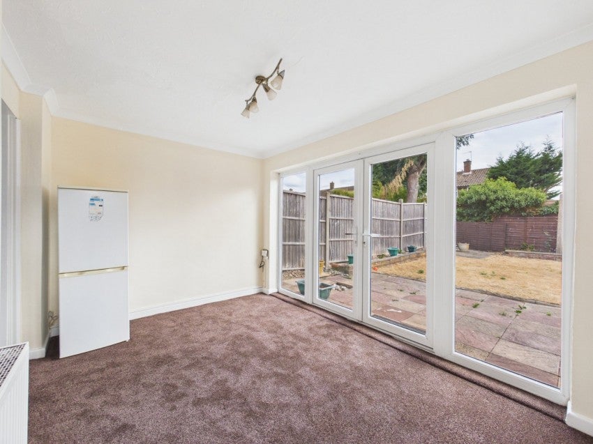 House Hetherington Close in Slough