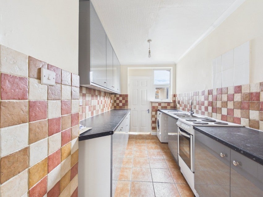 House Hetherington Close in Slough