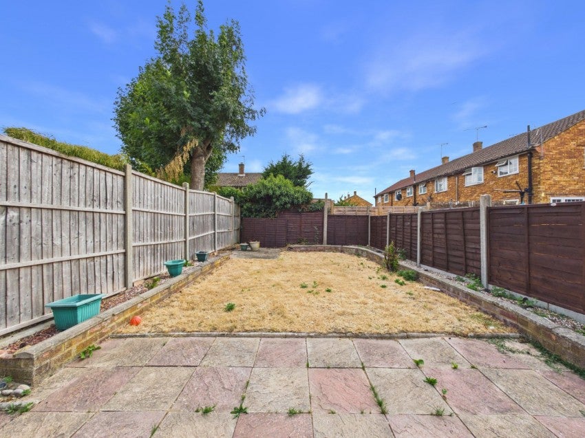 House Hetherington Close in Slough