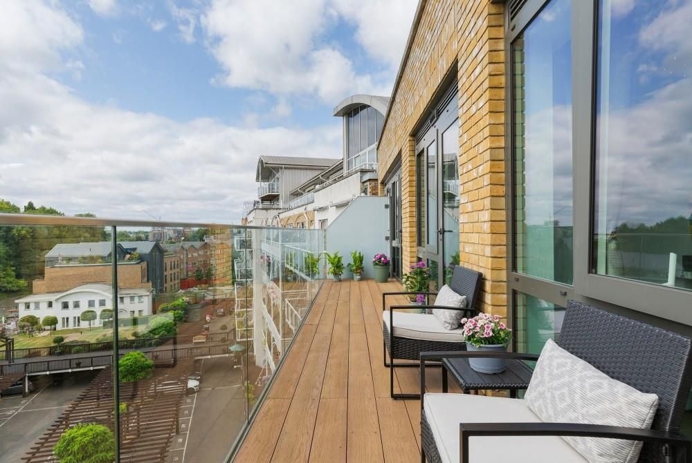 Flat Kew Bridge Road in Greater London