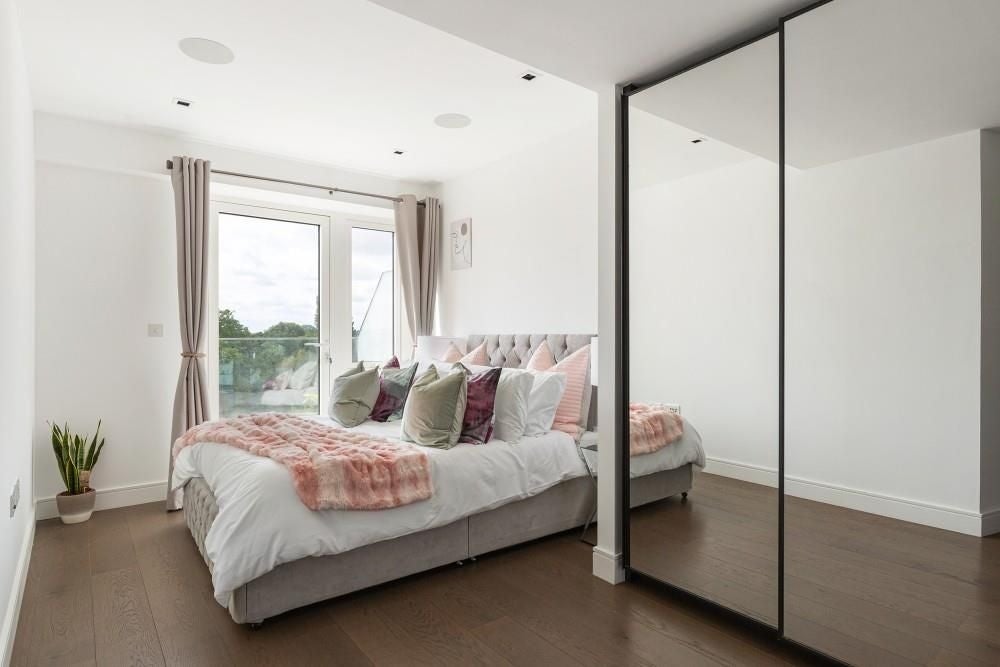 Flat Kew Bridge Road in Greater London