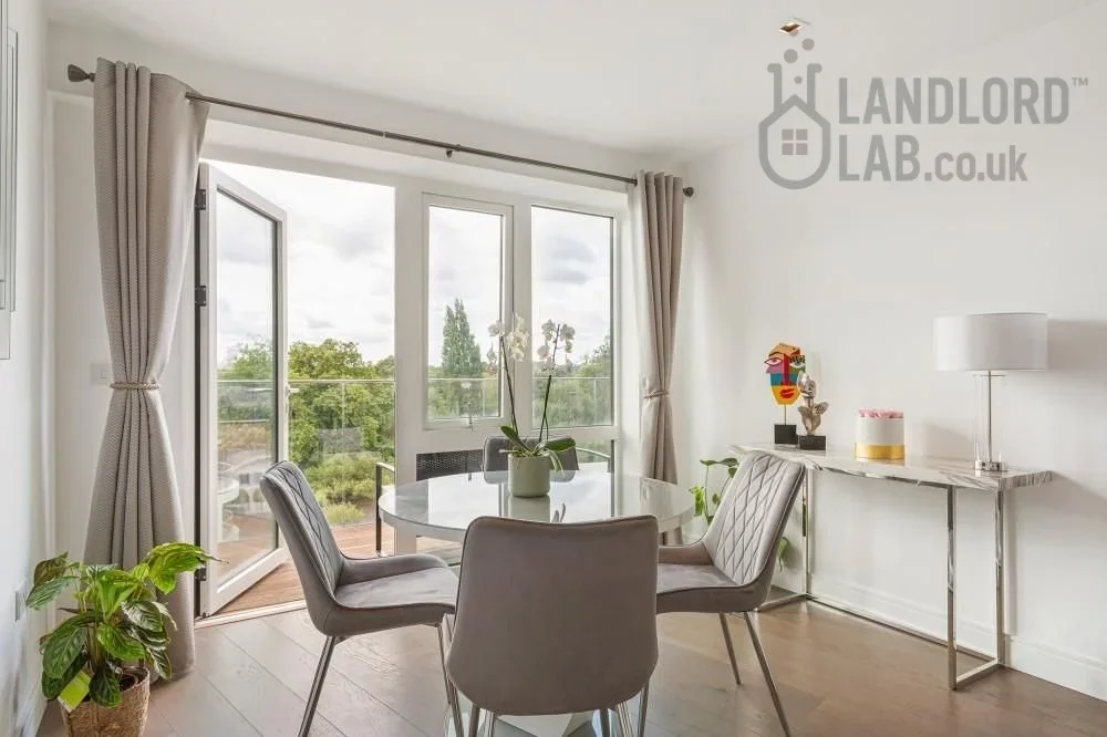 Flat Kew Bridge Road in Greater London