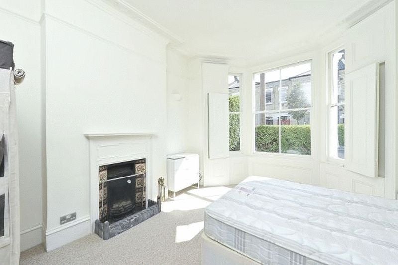 Flat Gateley Road in Greater London