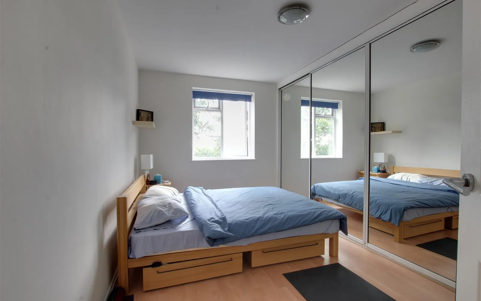 Flat Bycullah Road in Greater London