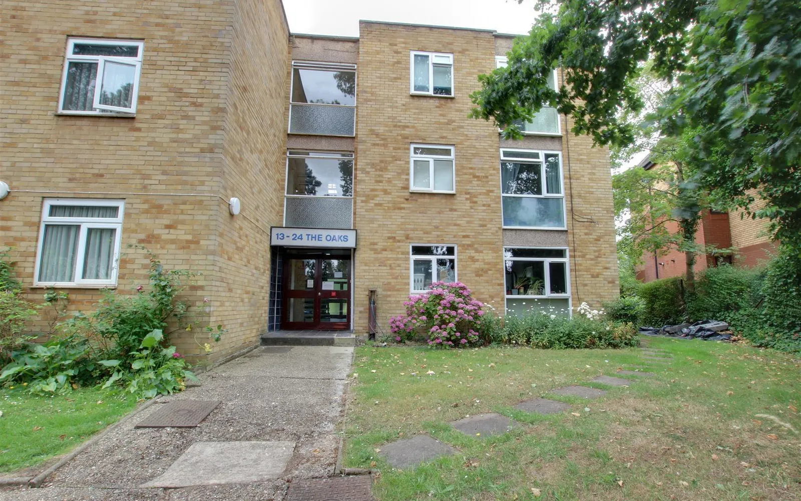Flat Bycullah Road in Greater London