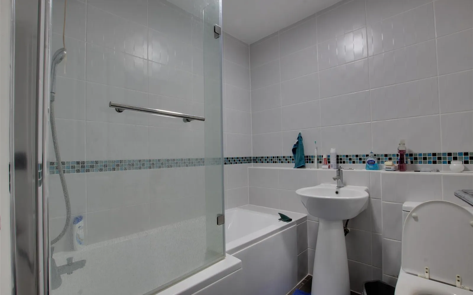 Flat Bycullah Road in Greater London