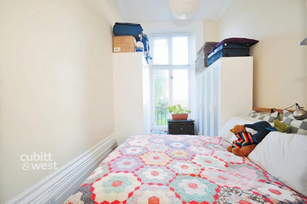 Flat Blackmans Close in Dartford