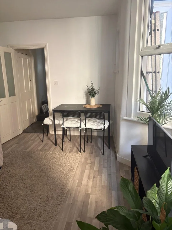 Flat Helix Gardens in Greater London