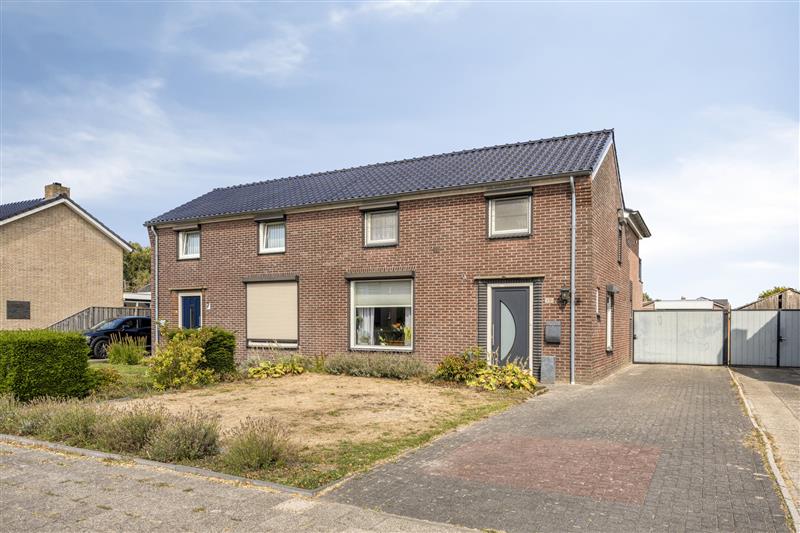 Twee-onder-één-kap te koop: Stationsweg 67, Budel-Dorplein