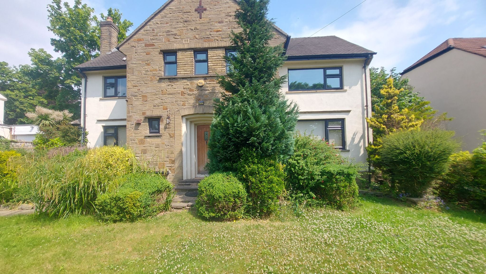 House Hedge Way in Bradford