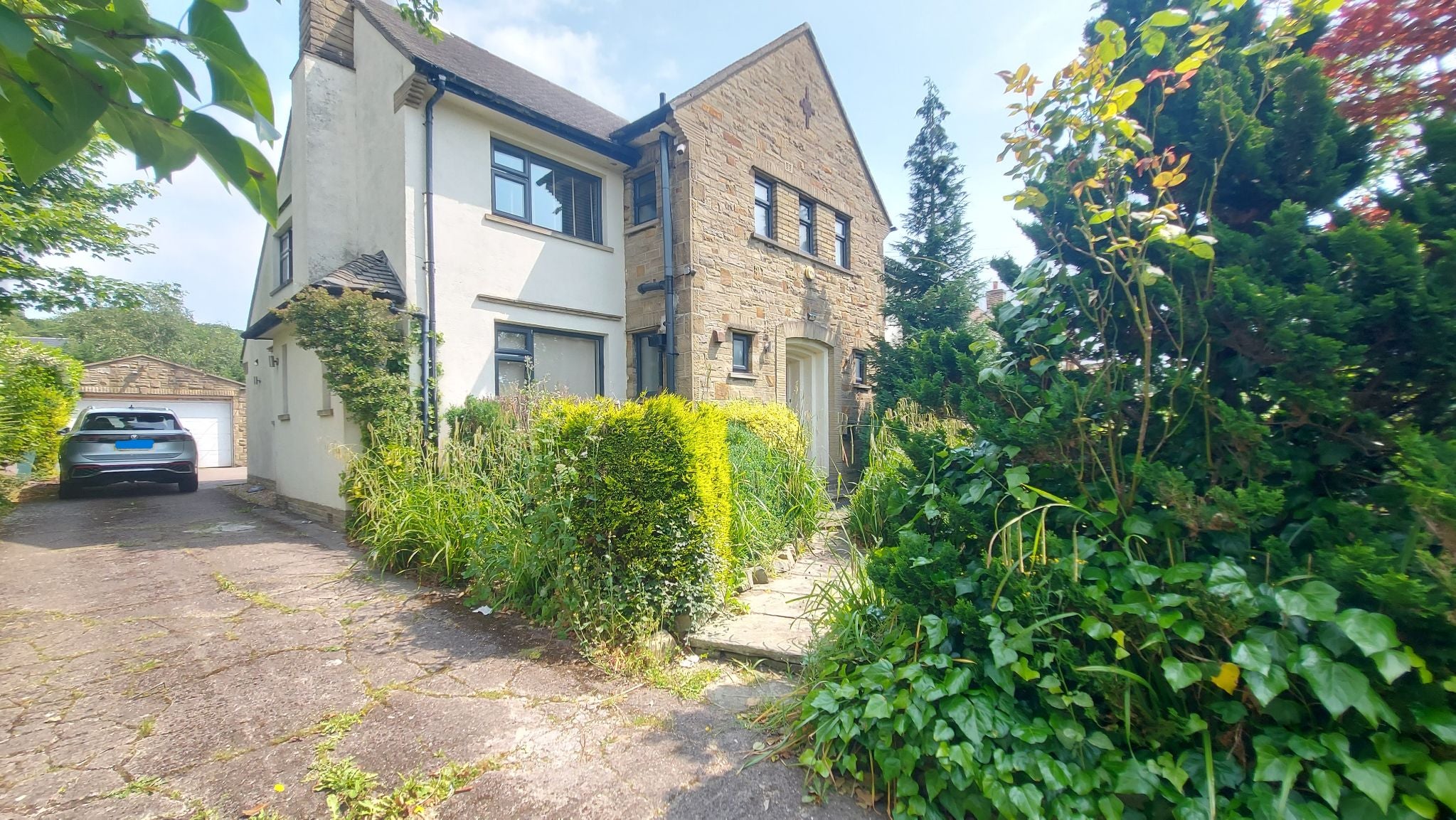 House Hedge Way in Bradford