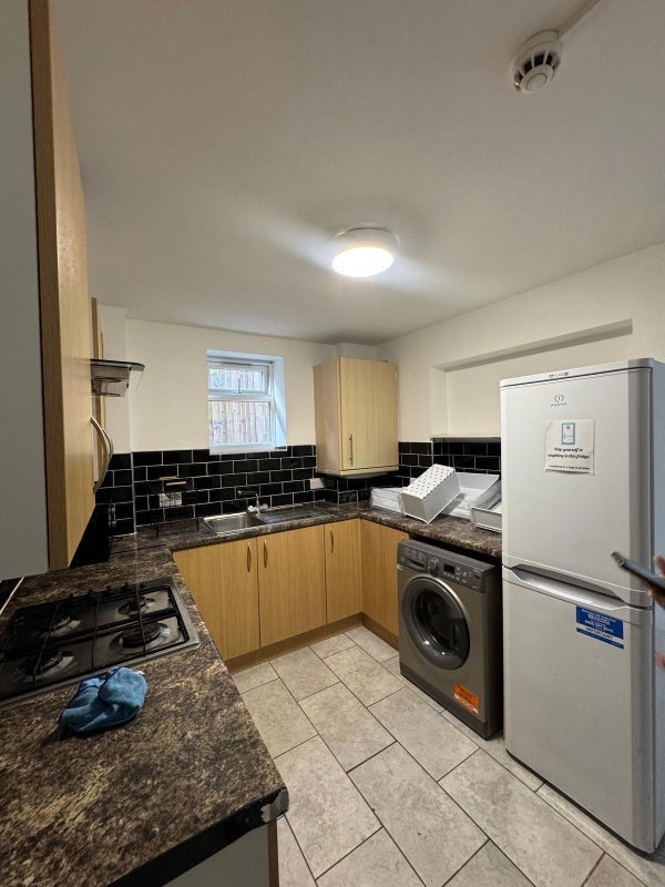 Room Bow Common Lane in Greater London