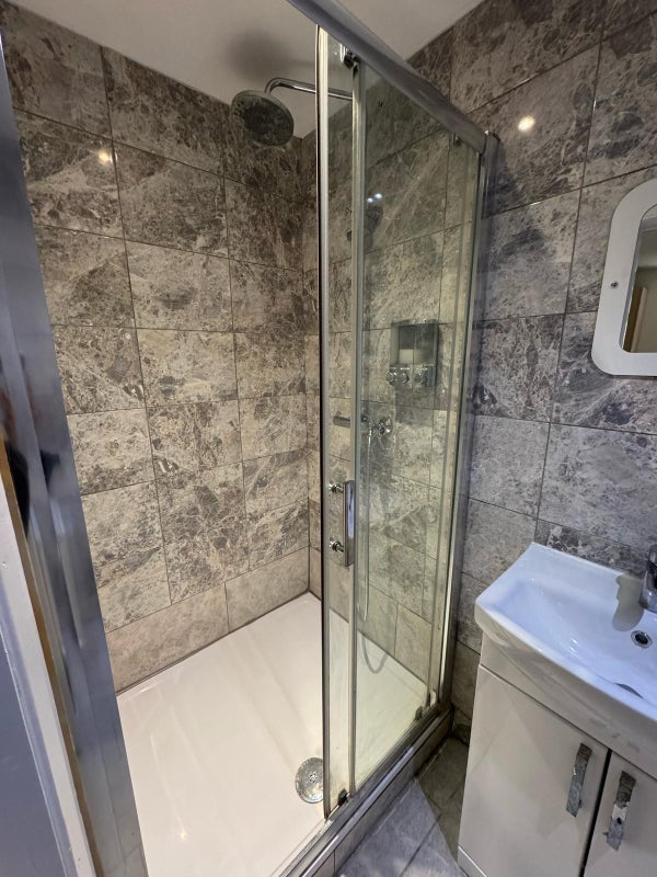 Room Bow Common Lane in Greater London