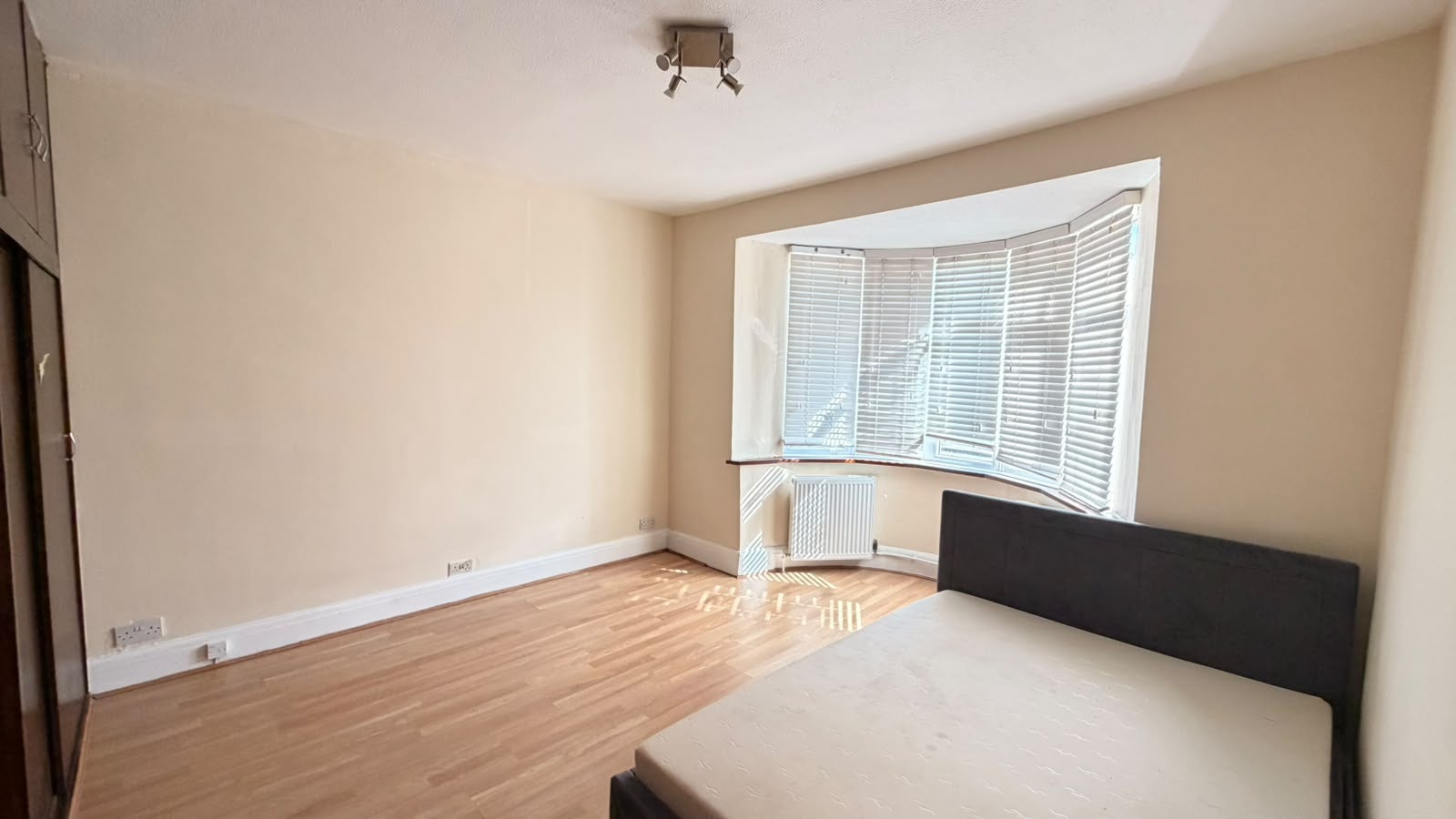 House Kinfauns Avenue in Greater London