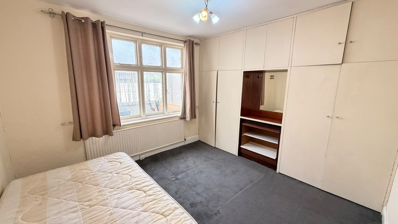 House Kinfauns Avenue in Greater London