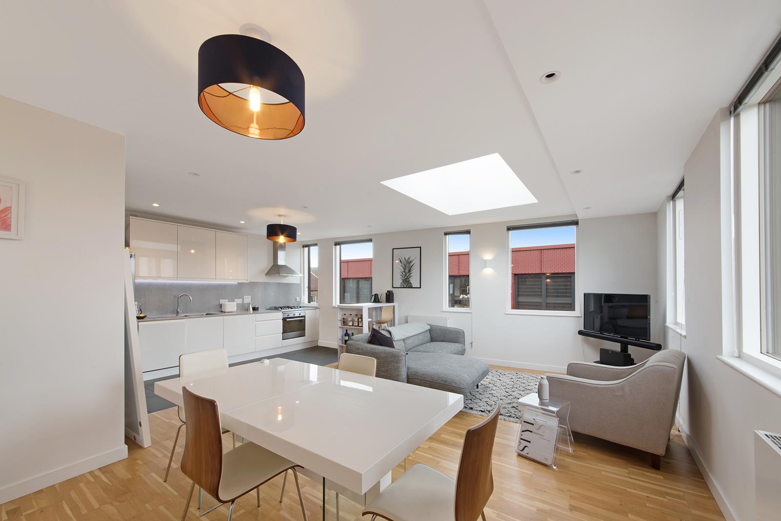 Flat Glebe Road in Greater London