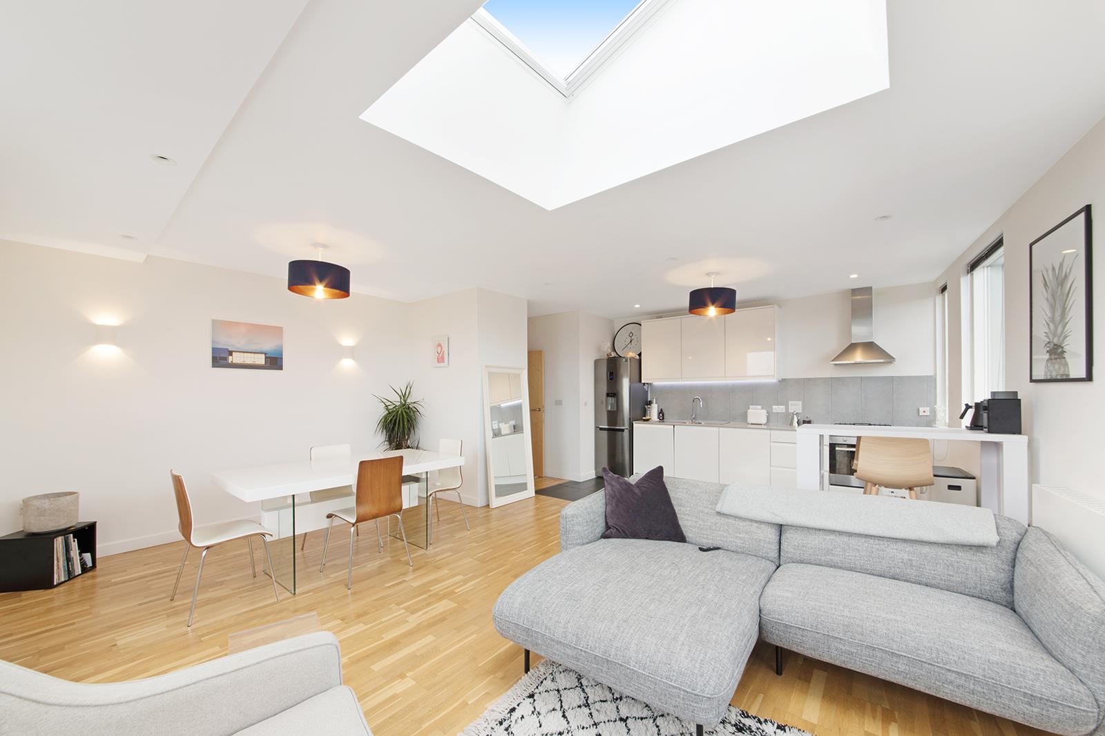 Flat Glebe Road in Greater London