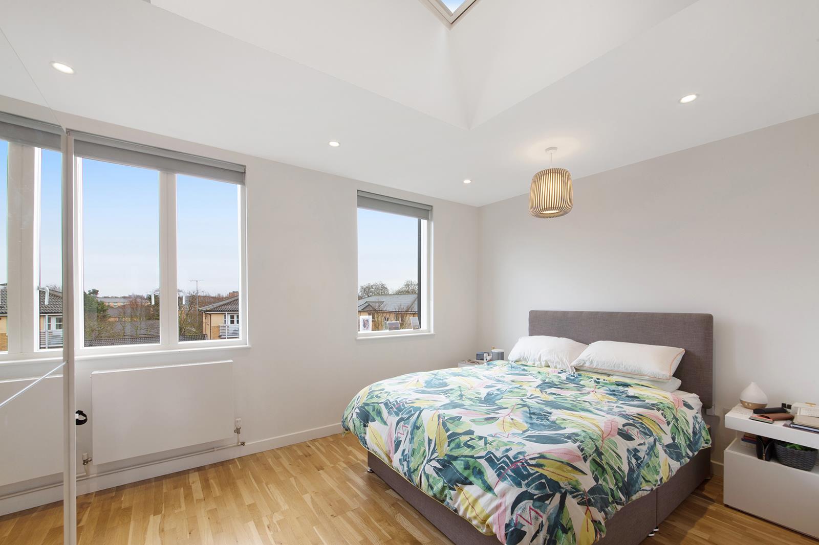 Flat Glebe Road in Greater London