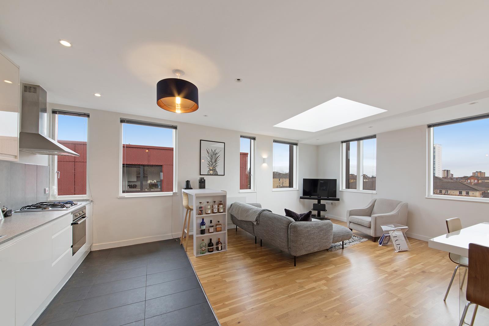 Flat Glebe Road in Greater London