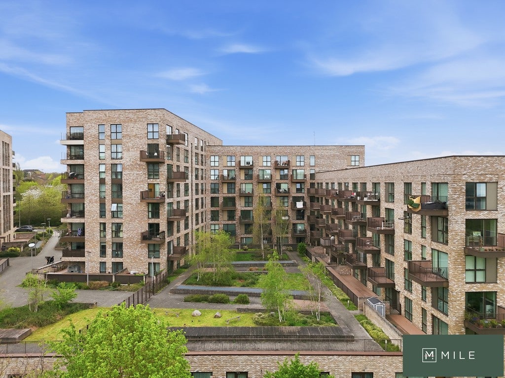Flat Lakeside Drive in Greater London