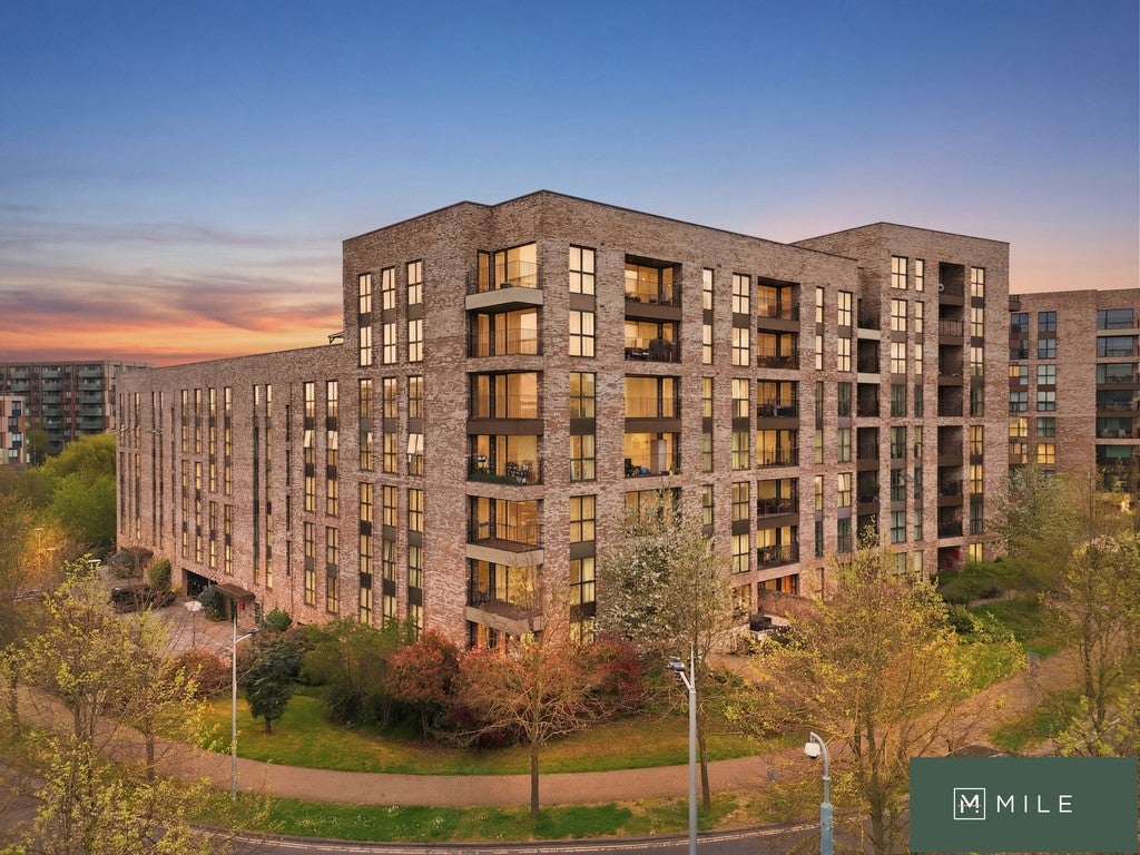 Flat Lakeside Drive in Greater London
