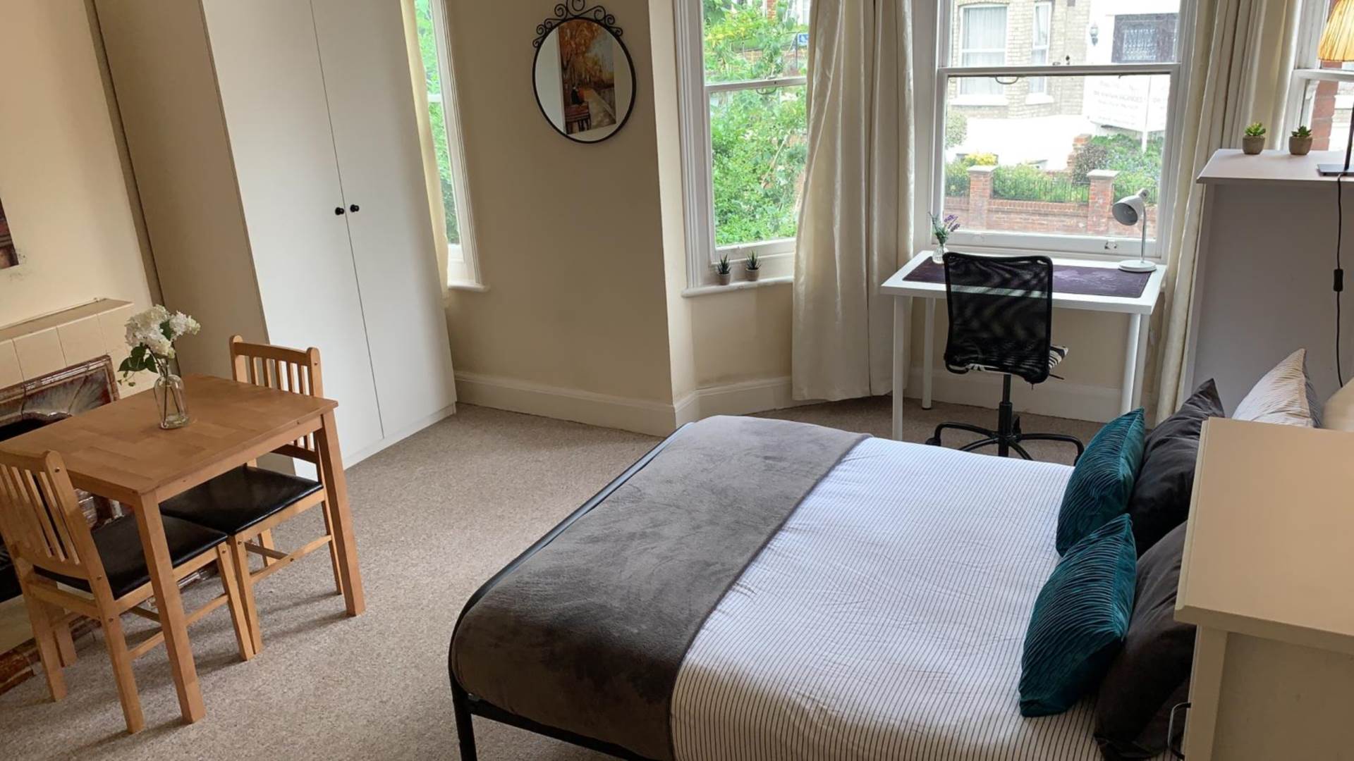 Room Farnham Road in Guildford