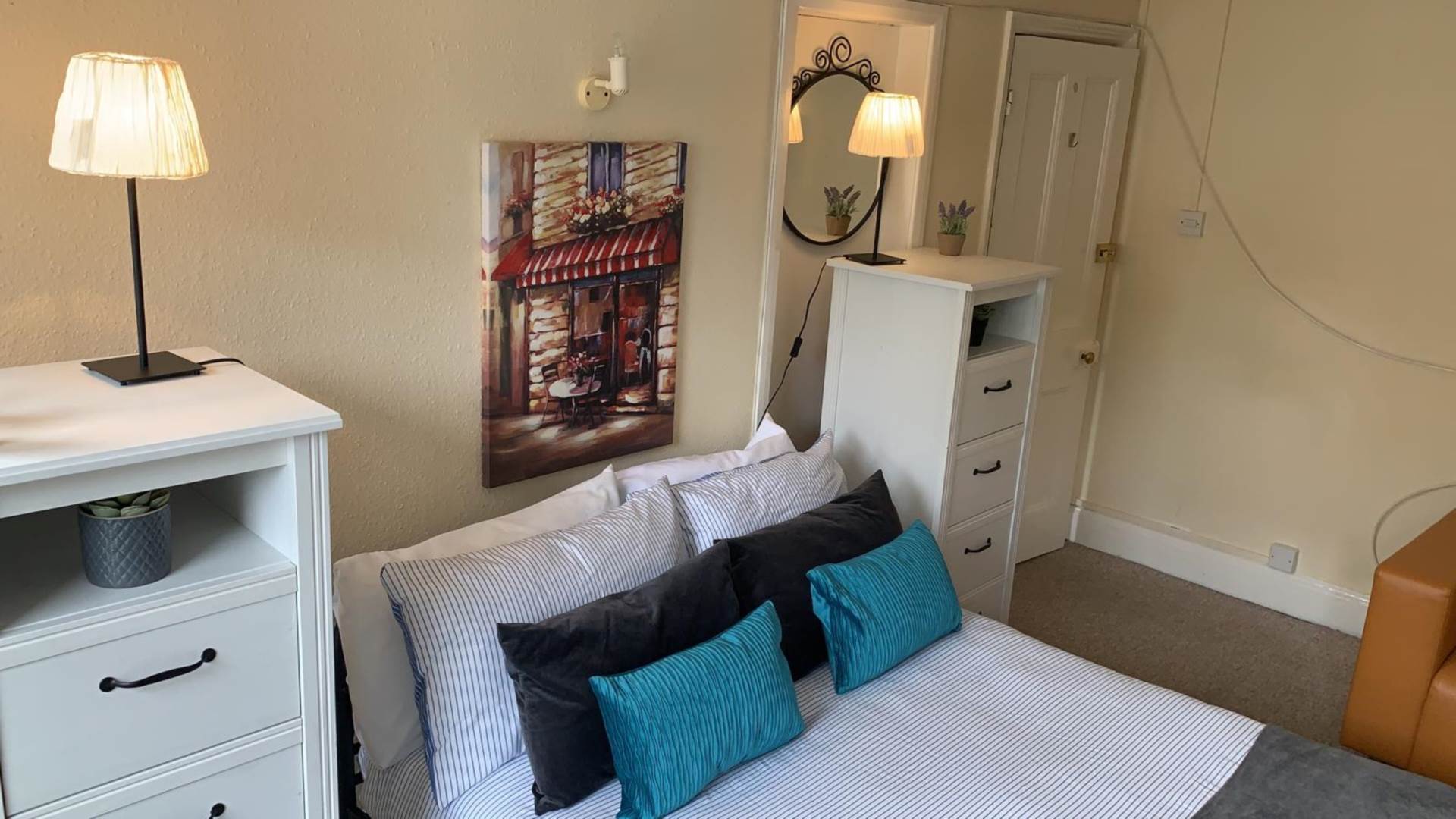 Room Farnham Road in Guildford