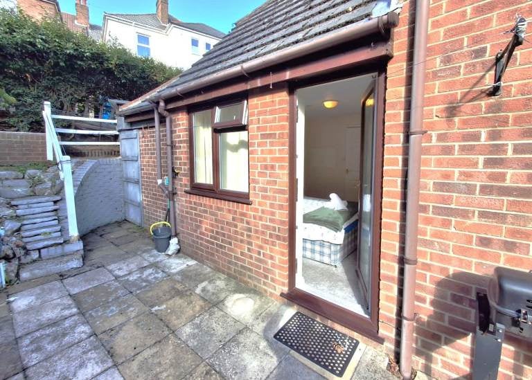 Flat Cumnor Road in Bournemouth