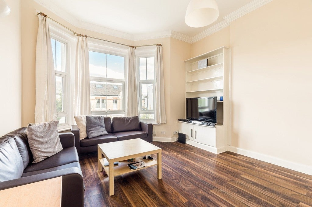 Flat Ouseley Road in Greater London