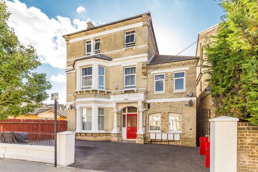 Flat Ouseley Road in Greater London