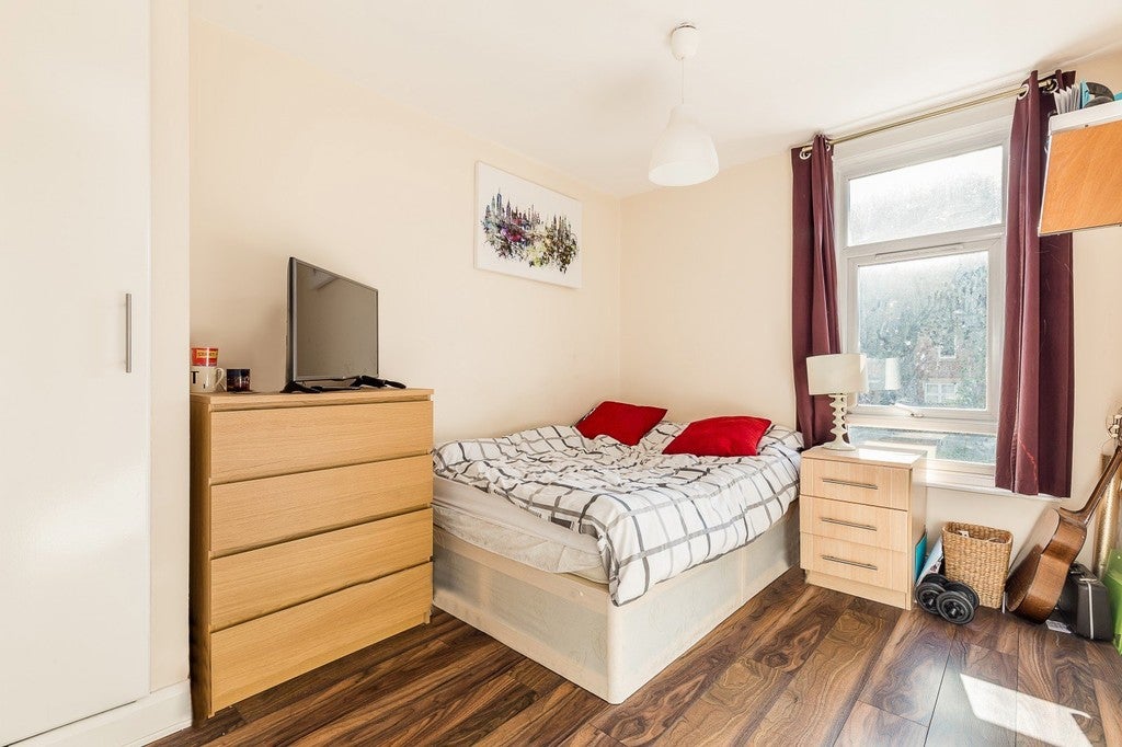 Flat Ouseley Road in Greater London