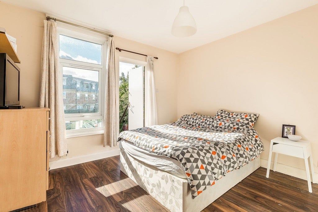 Flat Ouseley Road in Greater London
