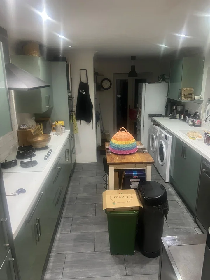 Room Purrett Road in Greater London