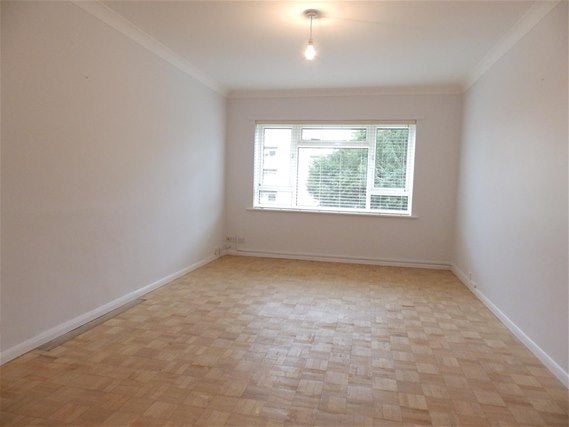 Flat Oak Hill Crescent in Greater London