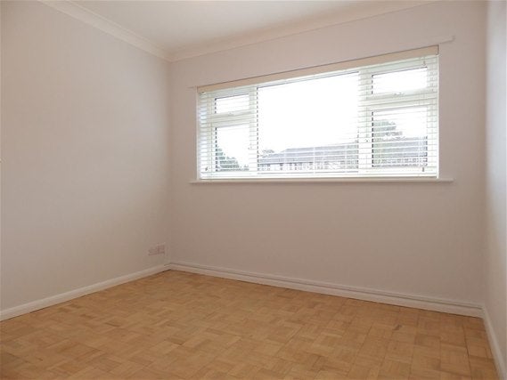 Flat Oak Hill Crescent in Greater London