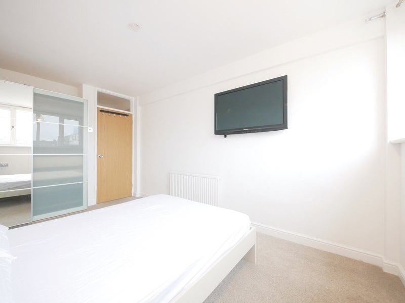 Room Comyns Close in Greater London