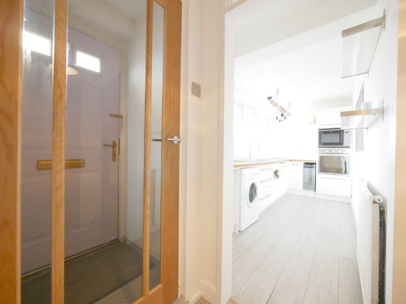 Room Comyns Close in Greater London