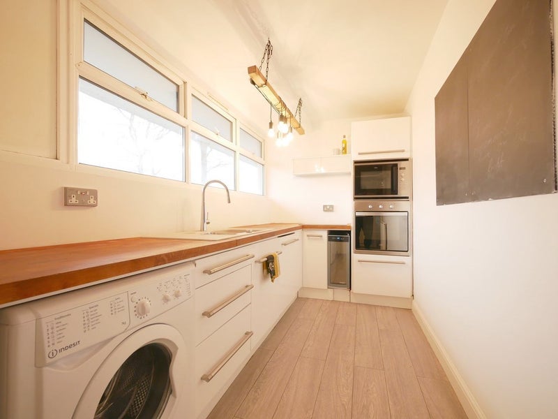 Room Comyns Close in Greater London