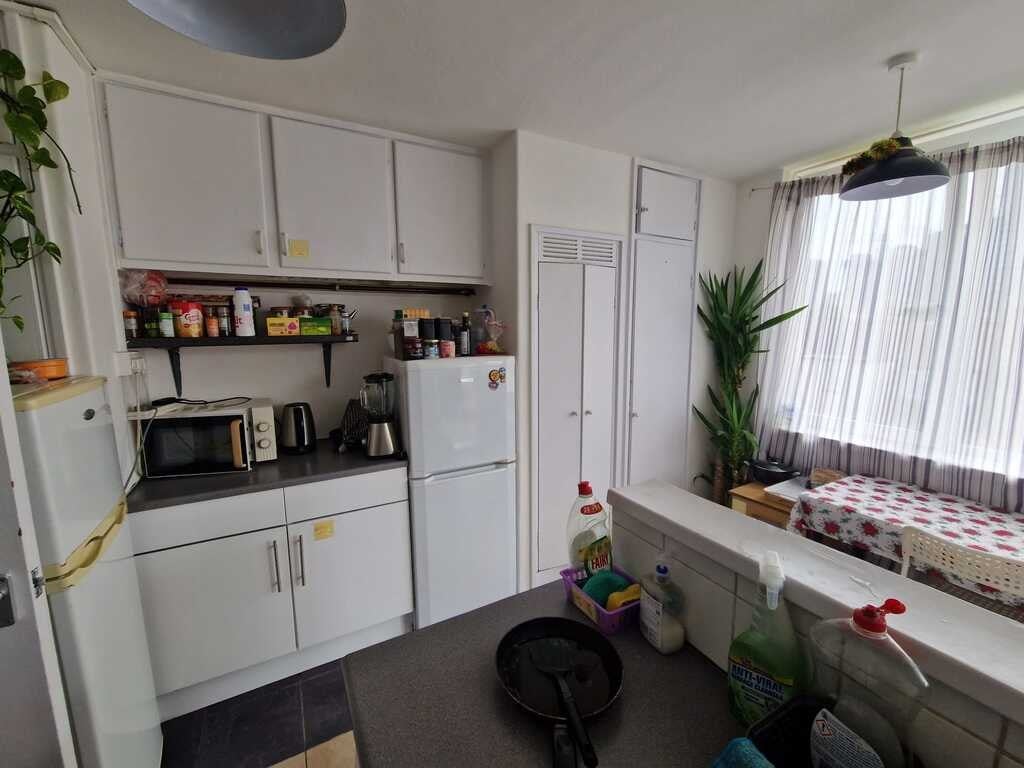 Room Poplar High Street in Greater London