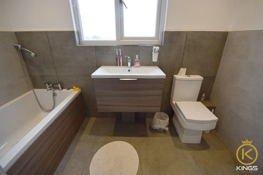 Flat Ardmore House in Guildford