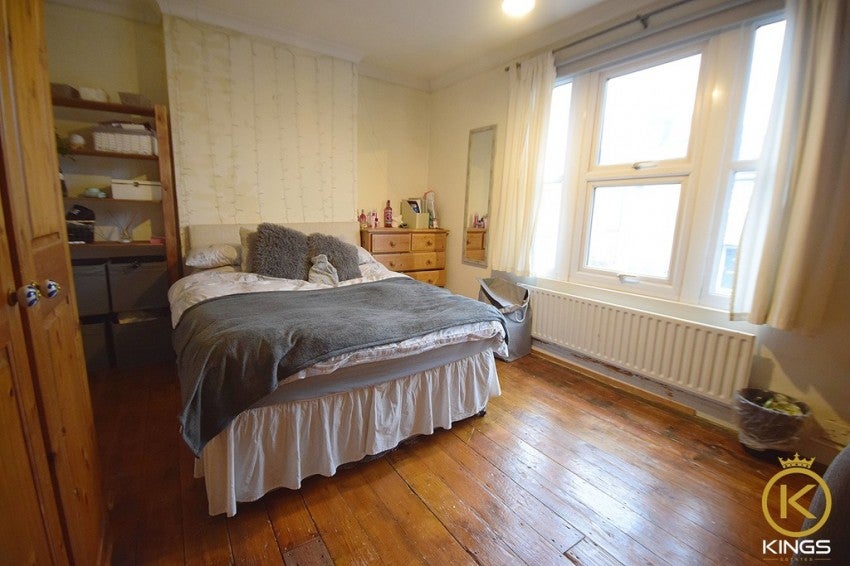 Flat Ardmore House in Guildford