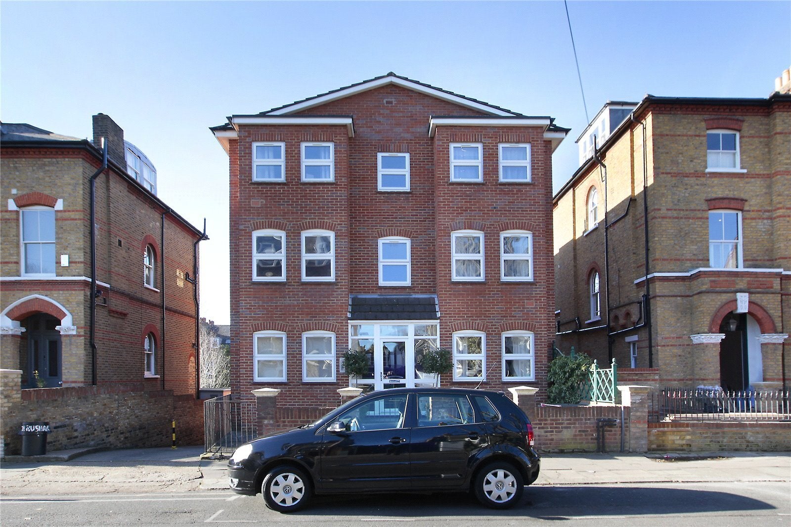 Flat Rusham Road in Greater London