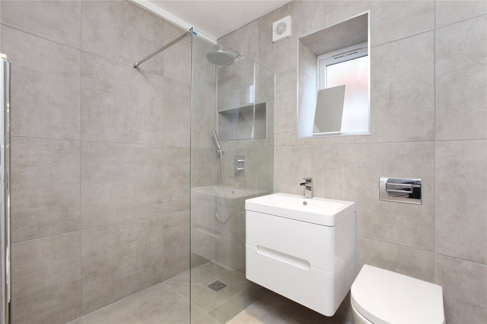 Flat Rusham Road in Greater London