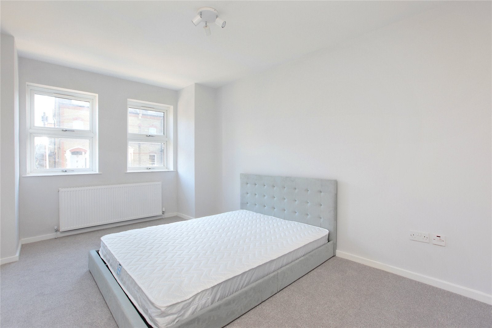 Flat Rusham Road in Greater London