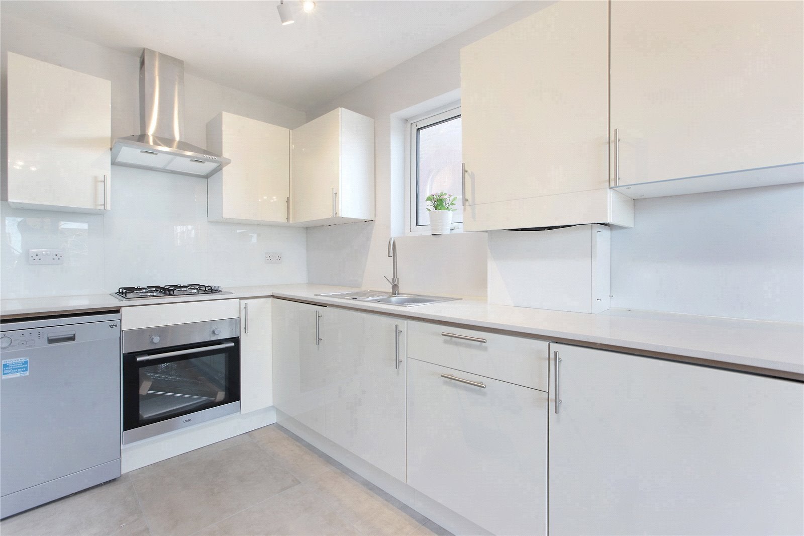 Flat Rusham Road in Greater London